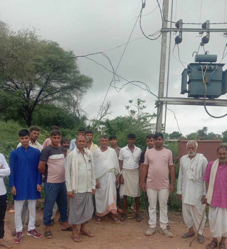 आकाशीय बिजली गिरने से ट्रांसफॉर्मर हुआ क्षतिग्रस्त: विधुत आपूर्ति बंद