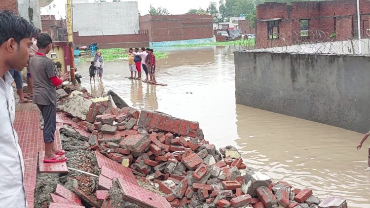 धड़ाम... बारिश भी सहन ना कर पाई रोडवेज की बिल्डिंग बाउंड्री वॉल, बाल-बाल बचे लोग