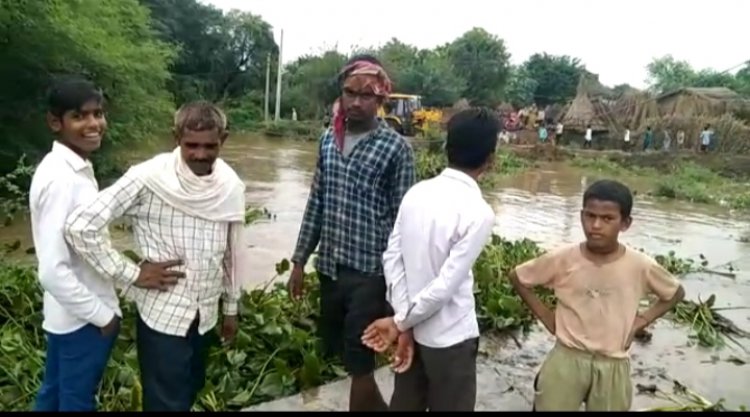 बंधबारैठा बांध से छोडा गया पानी गांवों में घुसा: ग्रामीण हुए परेशान