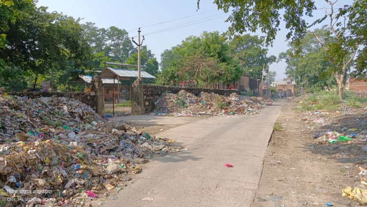 छोटी बावड़ी हनुमान मंदिर के रास्ते में लगा गंदगी का अम्बार: भाजपा नेता दिनेश चौहान ने नगरपालिका को कराया अवगत