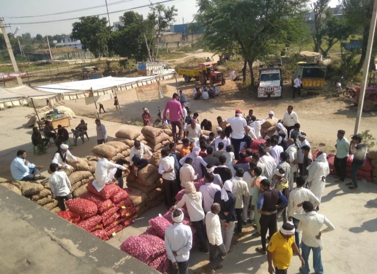 खैरथल प्याज मंडी में किसानों से हो रही धांधली: चर्चा है कि जमकर लूट रहे व्यापारी