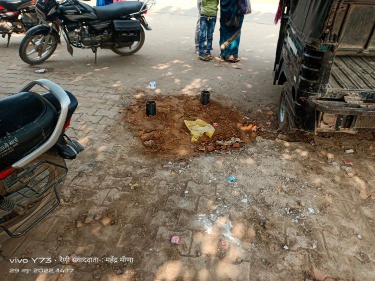 खबर प्रसारण के बाद जागा रैणी जलदाय विभाग: माचाड़ी चौराहे पर हाई-वे किनारे नल वाल्व के गड्डे को मिट्टी कंकड भरकर लगाये प्लास्टिक पाइप