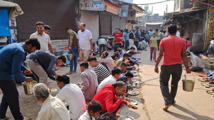 कठूमर कस्बे के मुख्य बाजार स्थित गणेश मंदिर पर हुआ अन्नकूट महाप्रसाद का आयोजन