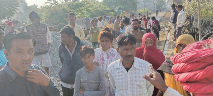 सीसी सड़क निर्माण कार्य आदेश में 400 मीटर  और बनाई 300 मीटर: पार्षद सहित स्थानीय लोगों ने रूकवाया कार्य, आमजन व अधिकारियो के बीच तीखी नोक-झोक पुलिस थाने पहुंचा मामला