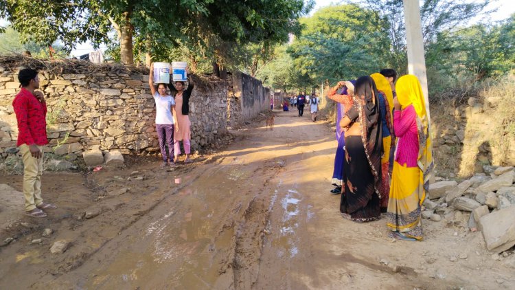 जल जीवन मिशन योजना के तहत पेयजल लाइने हुई लिक ,2 किलोमीटर दूर से पानी लाने को लोग मजबूर