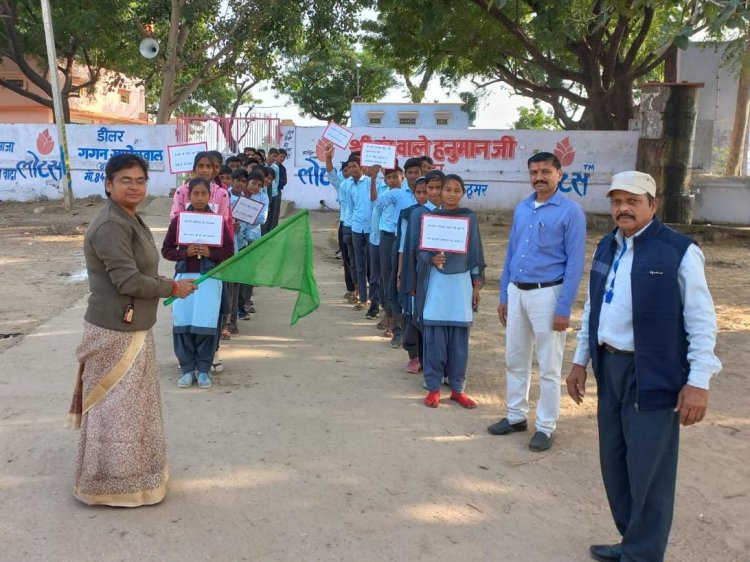 संविधान सप्ताह के समापन के अवसर पर छात्र छात्राओं ने स्लोगन लिखी पट्टीकाओ के साथ निकाली रैली