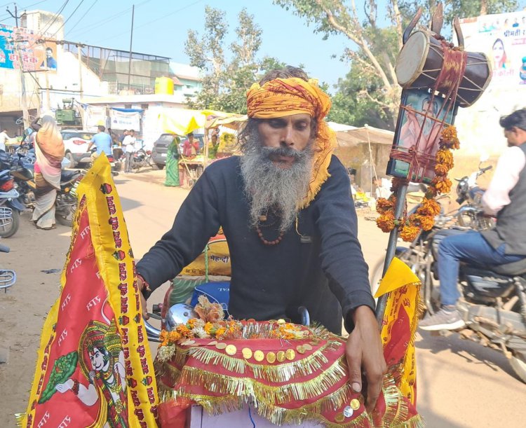 ठाकुर जी को गंगासागर स्नान कराने के लिए साइकिल से निकला संत