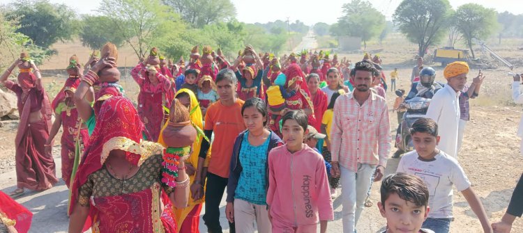 नेवरी में कलश यात्रा के बाद श्रीमद्भागवत कथा का हुआ शुभारंभ