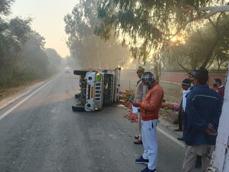 बीएसएफ कैंप के पास पलटी सब्जी से भरी गाड़ी: बड़ा हादसा टला