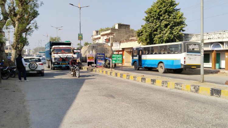 सड़क किनारे खड़े वाहनो से लगाता है जाम: गलत दिशा से जाने लगे वाहन