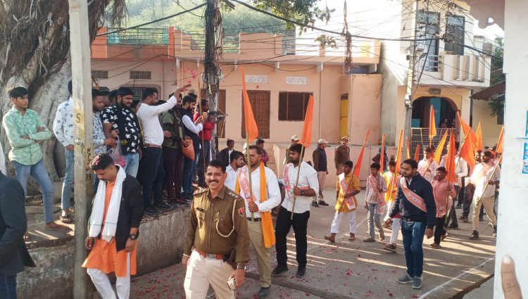 बजरंगीयों पर मुस्लिम युवाओं ने की पुष्प वर्षा:  नगर में फिर पेश हुई सांप्रदायिक सौहार्द की मिसाल