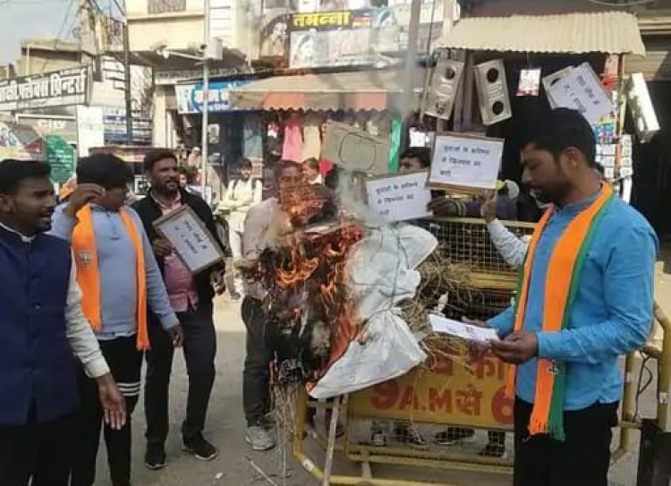 शिक्षक भर्ती पेपर लीक को लेकर युवाओं ने मुख्यमंत्री अशोक गहलोत का पुतला फूंका