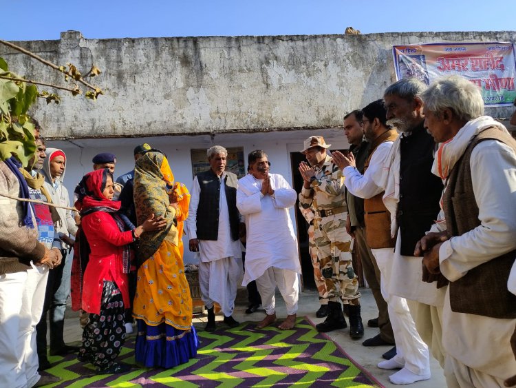 अमर शहीद मनीराम मीना के घर सान्त्वना देने के लिए पहुँचे फौज के आला अधिकारी