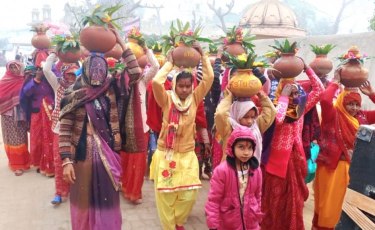 टिटपुरी में श्रीमद्भागवत सप्ताह यज्ञ समारोह कार्यक्रम को लेकर निकाली शोभायात्रा