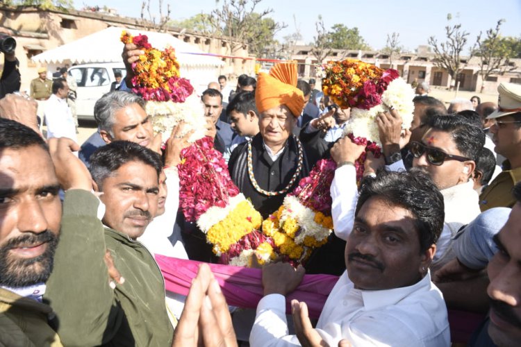 मुख्यमंत्री अशोक गहलोत का सादडी दौरा: जैन समाज के स्नेह मिलन मे हुए शामिल