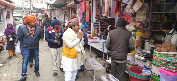 पूर्व प्रधान राजेंद्र मीणा के नेतृत्व में कार्यकर्ताओं ने शुक्रवार को होने वाली भाजपा ने जनाक्रोश महासभा के लिए दिए निमंत्रण