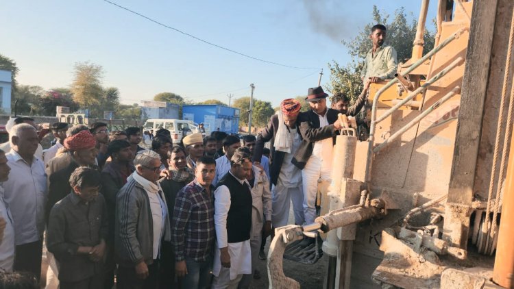 विधायक मुरावतिया ने अलतवा में नलकूप का किया शुभारंभ