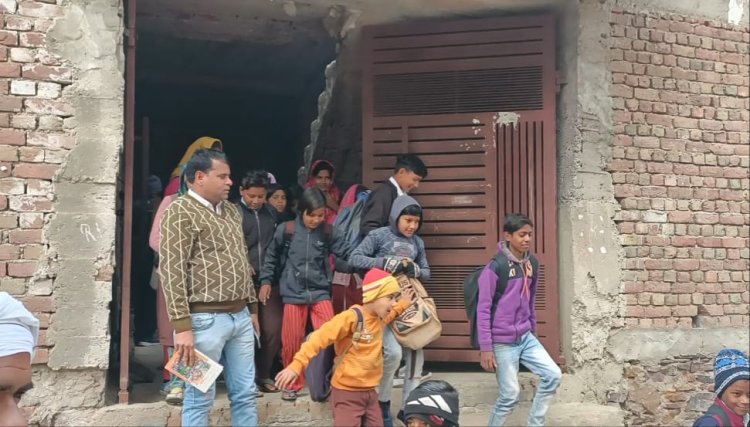 गोविंदगढ़ मे घने कोहरे मे नौनिहालों को बुलाया स्कूल: कलेक्टर के आदेशों की हुई अवहेलना