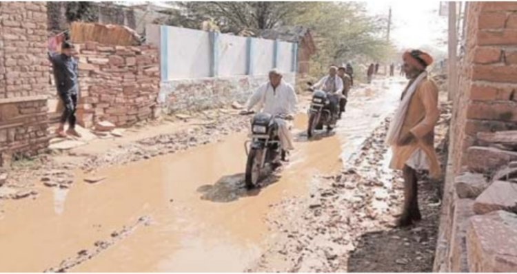 सडक बनी दरिया: आम रास्ते में जमा कीचढ़ से आमजन परेशान