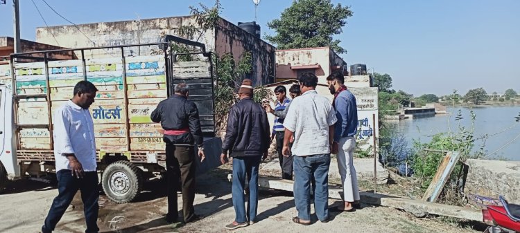 खुली पड़ी नालियां प्रशासन बना मूक दर्शक: युवाओं ने पहल कर नालियों को ढका