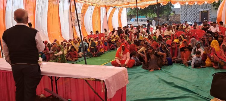 कृषि विज्ञान केंद्र नौगांवा द्वारा गुजरपुर गांव में पशु चिकित्सा शिविर का किया आयोजन