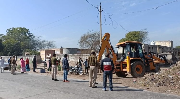 गोविन्दगढ़ प्रशासन ने पुलिस जाप्ते के बीच आम रास्तो से हटाया अतिक्रमण