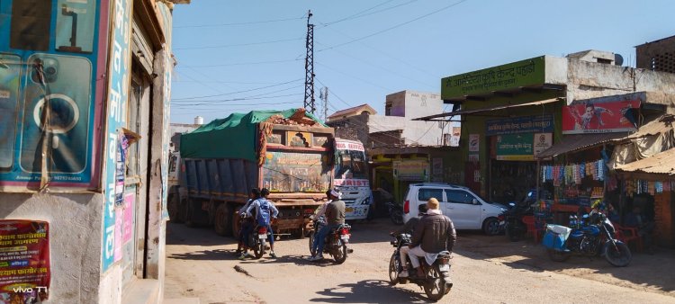 अवैध खनन सामग्री से भरे ऑवरलोडिंग डम्परों की निकासी का खेल शुरू