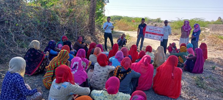 आरबीआई के तत्वाधान में क्रिसिल फाउंडेशन के द्वारा नरेगा श्रमिकों को बैंकिंग सेवा की दी जानकारी