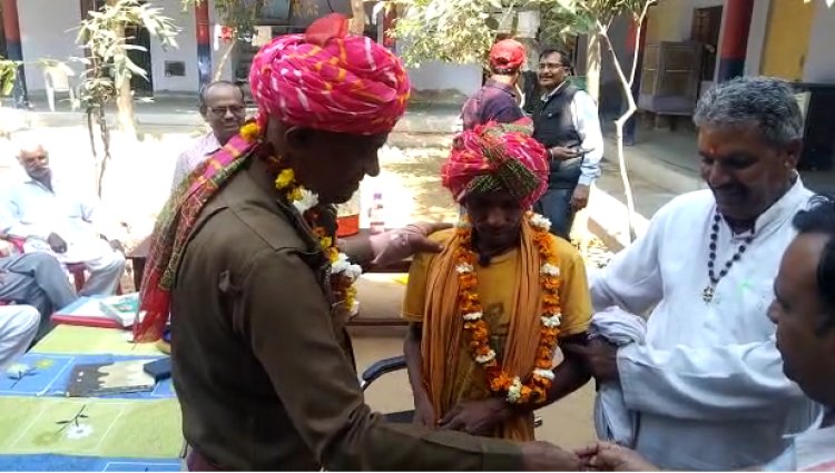 दीनदयाल ने मोबाइल फोन लौटा कर दिया ईमानदारी का परिचय: थानाधिकारी ने माला व साफा पहनाकर किया सम्मान