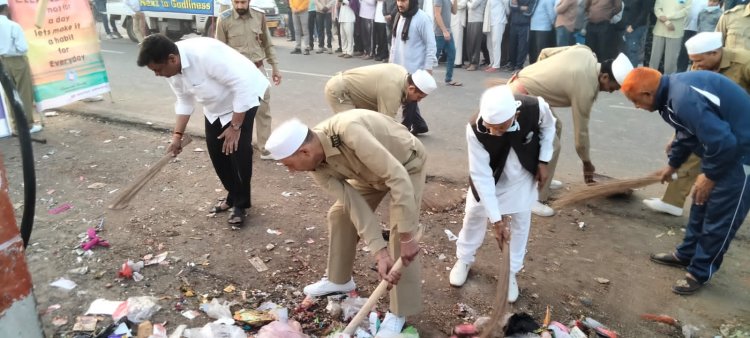 अलवर शहर में कई जगहों पर सफाई अभियान चलाकर लोगों को दिया स्वच्छता का संदेश