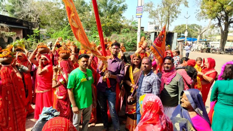 खाटूधाम के लिए 21 वीं पदयात्रा रवाना हुई: पदयात्रा रवानगी से पूर्व महिलाओं ने निकाली कलश यात्रा।