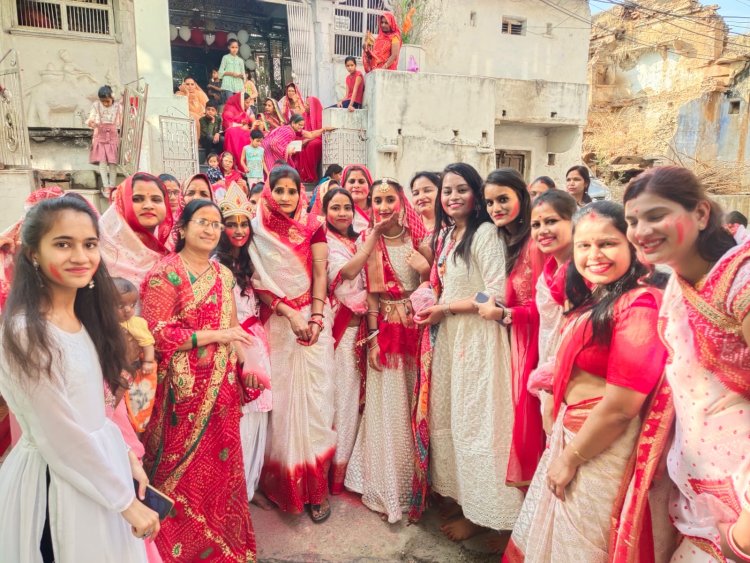 महिला सखी मंडल ने चारभुजा नाथ संग खेली होलीMahila Sakhi Mandal played Holi with Charbhuja Nath