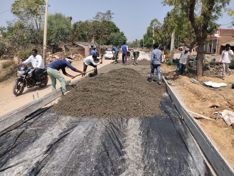 पीडब्ल्यूडी विभाग और ठेकेदार की सांठगांठ: इधर बन रही उधर टूट रही सड़क, विभाग की चुप्पी के चलते ठेकेदार की बल्ले बल्ले