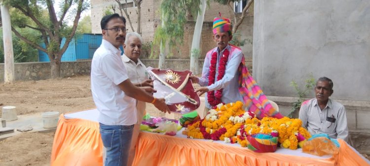 सेवानिवृत हुए ग्राम सेवा सहकारी समिति राठौड का  किया सम्मानित