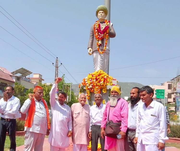 महात्मा ज्योतिराव फुले की जयंती पर उनकी प्रतिमा पर पुष्प अर्पित कर उनके जीवन परिचय पर डाला प्रकाश