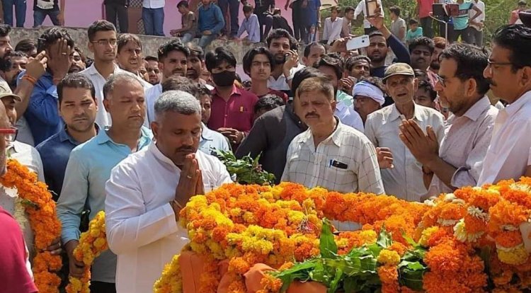 सीआरपीएफ जवान के सम्मान में उदयपुरवाटी में निकली तिरंगा यात्रा ,हजारों लोग हुए शामिल