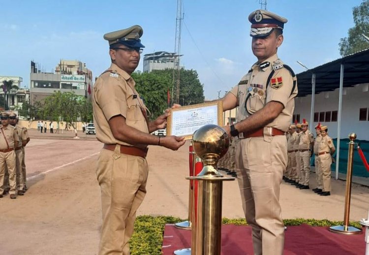 रैणी एसएचओ ओमप्रकाश मीना को आई.जी.पी. जयपुर रेन्ज द्वारा डीजीपी डिस्क देकर किया सम्मानित