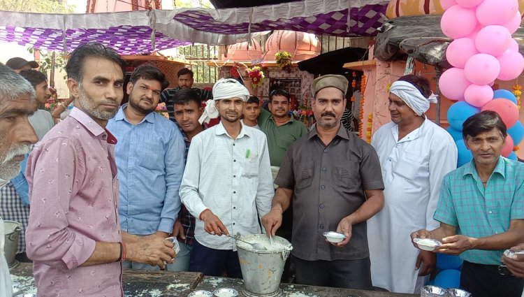 बानसूर के मंशा माता मंदिर पर खीर प्रसाद का हुआ वितरण