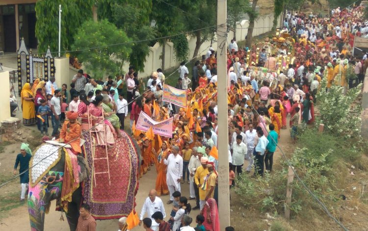 भगवान महावीर की आस्था में डूबा सिरस-श्रद्धा का उमड़ा सैलाब:चारों ओर गूंजे भगवान महावीर के जयकारे