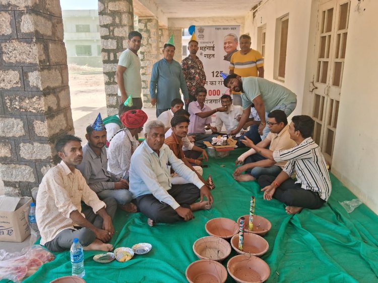 नगर कांग्रेस कमेटी तखतगढ ने केक काटकर मनाया सीएम गहलोत का जन्मदिन:  दी बधाईयाँ