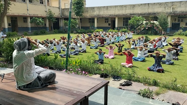 पतंजलि महिला जिला प्रभारी ने स्वामी विवेकानंद राजकीय मॉडल स्कूल हरसाना में कराया योग