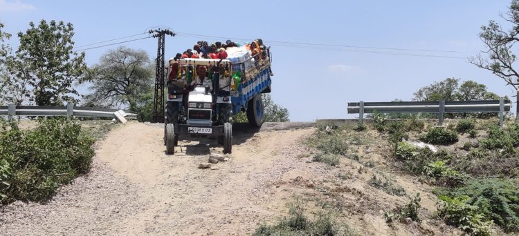 एनएच 27 के गैर जिम्मेदार अधिकारियो की वजह से लोगों ने अपनी मनमर्जी से रेलिंग तोड़ पेड़ काटकर   बेझिझक बना लिए मौत के अवैध रास्ते