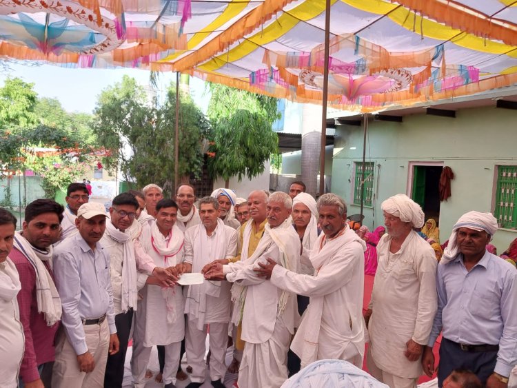 मृत्युभोज की जगह एक लाख रुपए का चेक आदिवासी सेवा संस्थान राजगढ-अलवर को बालिका छात्रावास निर्माण के लिए दिया