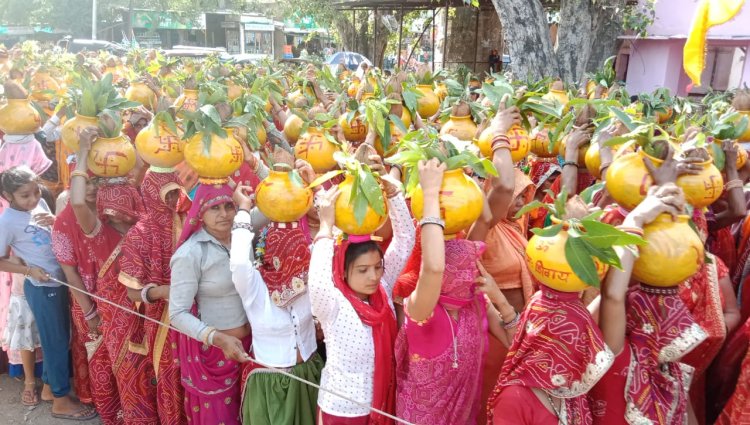 जलदाय विभाग ने हर-घर नल योजना के तहत खोदे गए गड्ढे ठीक से नहीं भरे:  देव प्रतिमा मूर्ति प्राण प्रतिष्ठा के लिए नगर परिक्रमा कर रहे टैक्टर का पहिया धसा