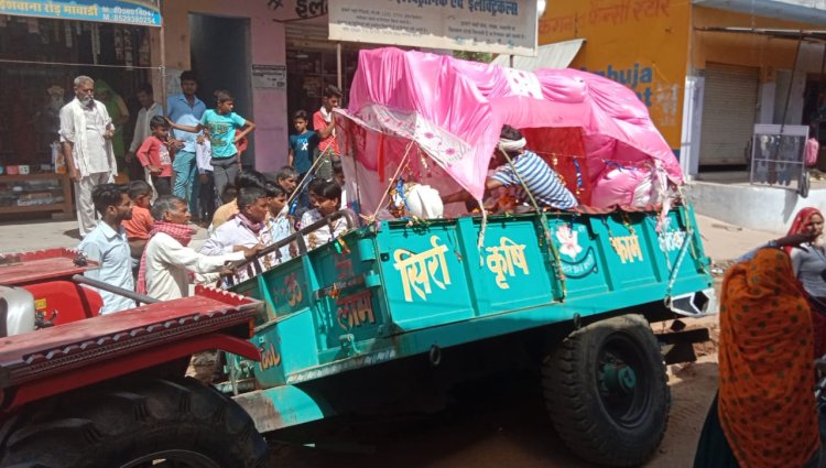 जलदाय विभाग ने हर-घर नल योजना के तहत खोदे गए गड्ढे ठीक से नहीं भरे:  देव प्रतिमा मूर्ति प्राण प्रतिष्ठा के लिए नगर परिक्रमा कर रहे टैक्टर का पहिया धसा