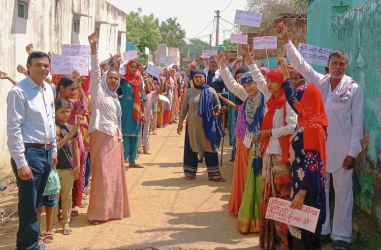 इब्तिदा संस्था द्वारा महिलाओं व युवाओ ने ने बालिका शिक्षा , शराबबंदी, जुआबन्दी को लेकर लगाए नारे