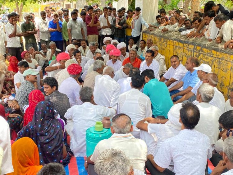 ढोला में करंट लगने से लाइनमैन की मौत: धरने पर बैठे हजारों लोगों