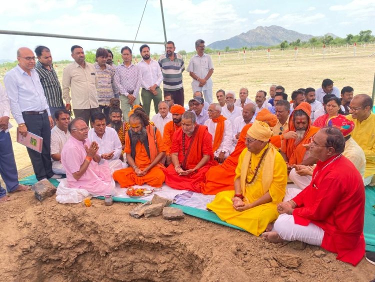 पालडीजाेड फतापुरा राेड़ पर जयश्री शक्तिधाम निर्माण की वैदिक मंत्राेच्चार के साथ भूमि पूजन कर आधारशिला रखी