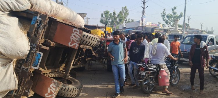 तुडी से भरी ट्रैक्टर ट्रॉली के पलटने से तुड़ी के निचे दबे बाइक सवार