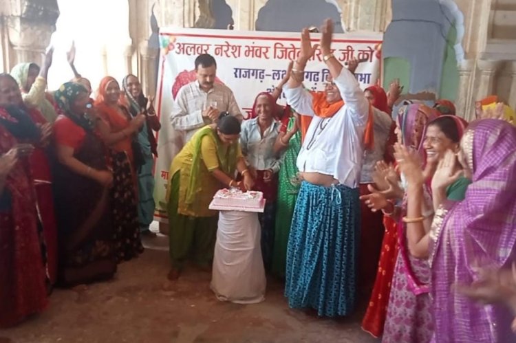 राजगढ किले वाले हनुमान जी मंदिर पर युवा कांग्रेस नेता के नेतृत्व मे मनाया भंवर जितेन्द्र  का जन्मदिन